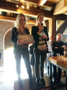 Barbara van Druten en Niki Koutouras presenteren het Leidsch Singelspel